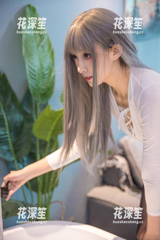 办公室，Luisa_零纱的舞者，她在图集里跳出了一段不同寻常的“工作舞”。