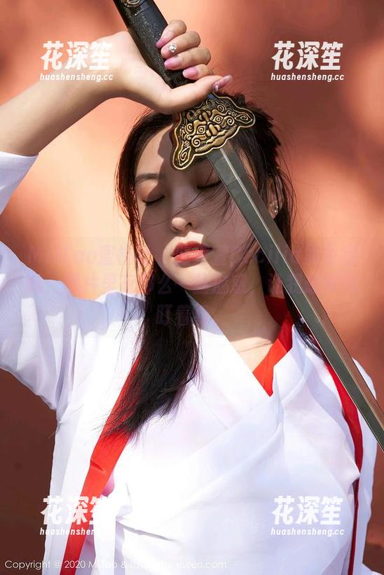 MiiTao蜜桃社-陆萱萱Cecilia MiiTao蜜桃社 - 陆萱萱Cecilia黑色定制,图片里有那么一丝魅惑,让我想继续盯着看。