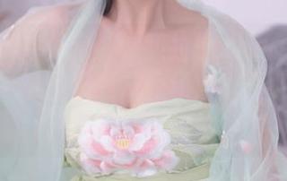 Xiuren秀人网 - 余贝拉bella的定制写真：让办公室也变成秀场，一不小心就迷失在文件堆中。