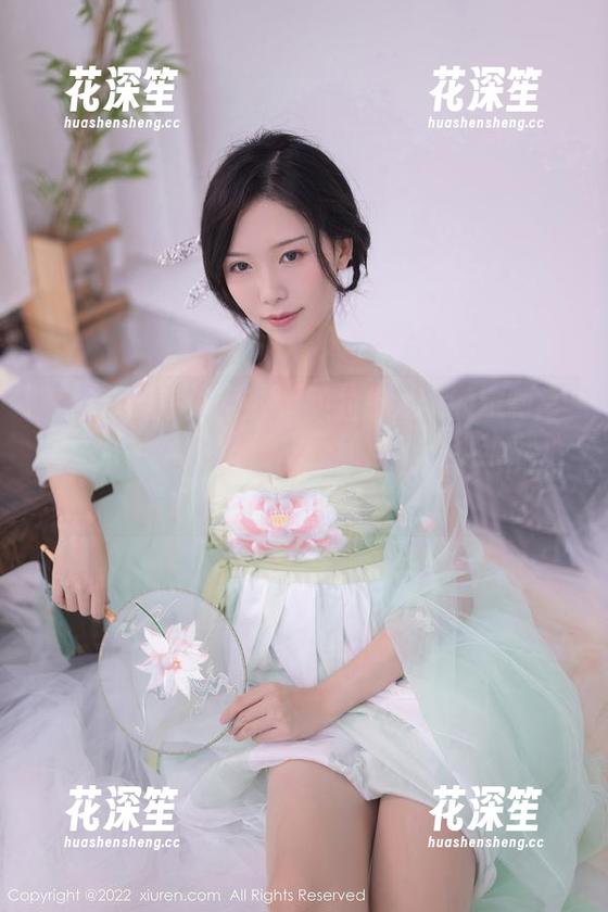 Xiuren秀人网-余贝拉bella Xiuren秀人网 - 余贝拉bella的定制写真:让办公室也变成秀场,一不小心就迷失在文件堆中。