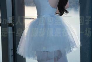 Xiuren秀人网 - 图包里的团团子_una，明明是一身制服却像是在演一场青春剧。