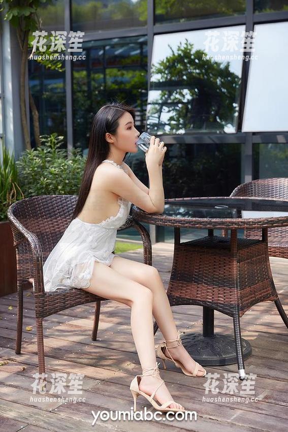 YouMi尤蜜荟 - 最新大作！艾小青的写真让人忽然想起那位特别的人