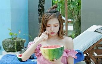 嗲囡囡 - 施忆佳KITTY泳衣作品：我本以为泳衣好像很普通，直到她穿上，哇，差点找不到北了。