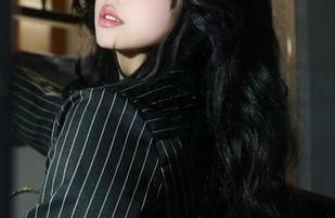 图片一出来，我就忍不住想说，奈汐酱Nice的套装，是涂了魔法的衣橱吗？好想藏起来！