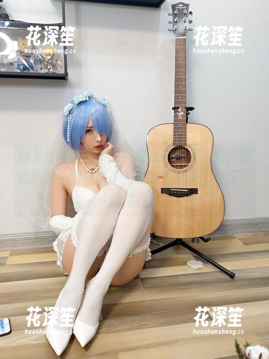 小女巫露娜 我发誓每次看小女巫露娜的美腿,图片都能燃起小宇宙,原图让我想起天上那闪耀的星星…