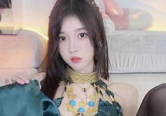 不怕你不敢看，小小奶瓶儿的吊带图包分享来了！