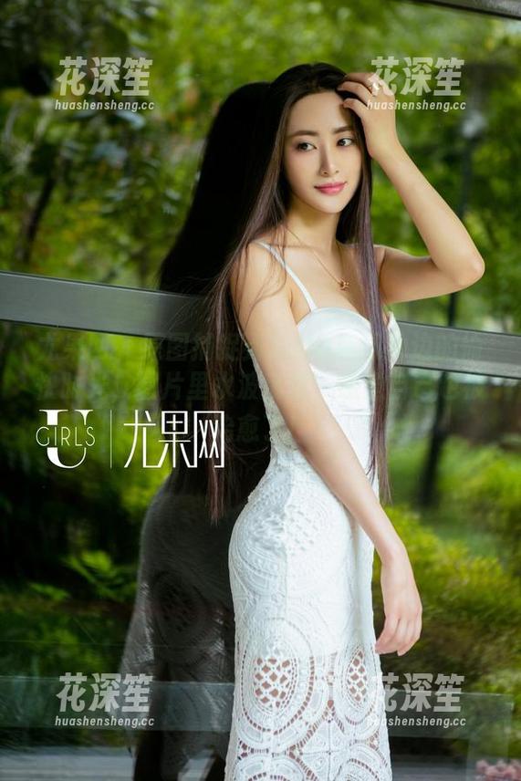 尤果网 - 原图捕捉到Sara在泳池边的愉快时光，图片里水波荡漾，感觉自己也被治愈了！