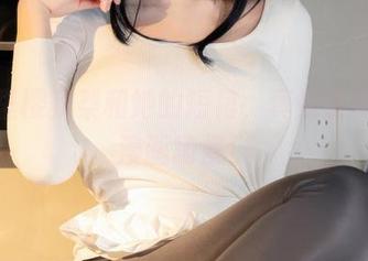 图库里樱梨梨和她的短裙，真是甜腻腻的漫画场景！