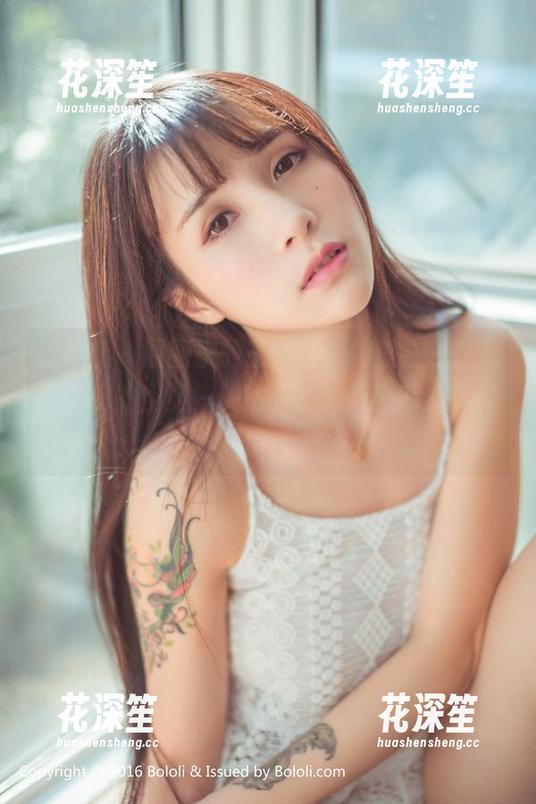 波萝社-王雨纯 波萝社 - 原图里的王雨纯,像是在机舱里找糖吃的空姐,馋得我想问有没有免费的零食……
