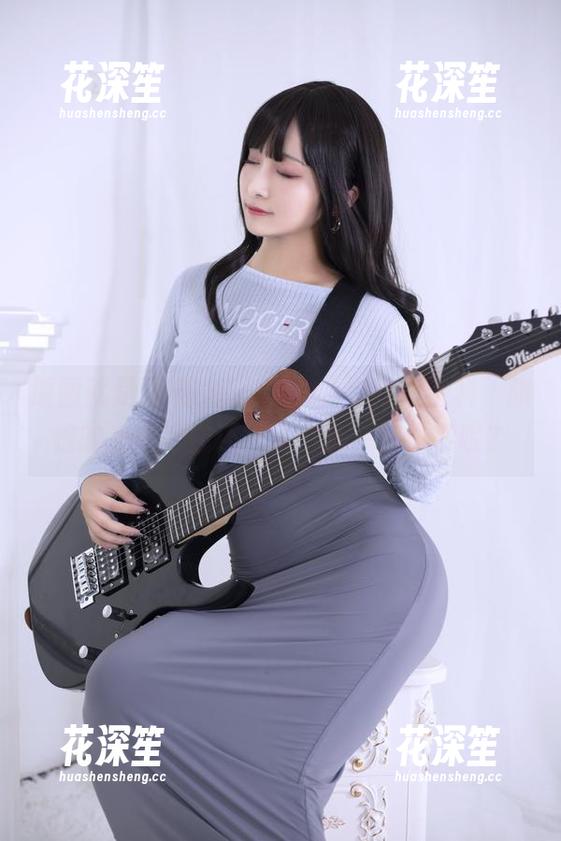 洛璃LoLiSAMA 原图就是洛璃LoLiSAMA的时尚百科,旗袍的走位好像还打了个乱,你觉得呢?