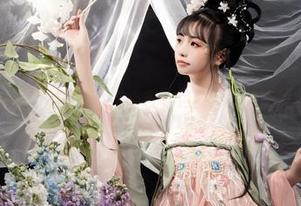 寻找比基尼的爆机少女喵小吉，这画面好像是片段剪辑…