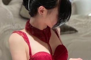 微密圈 - 牛奶里的果汁真会挑作品，这个黑色小睡裙更新得让我有点想找个晚上穿着出门！