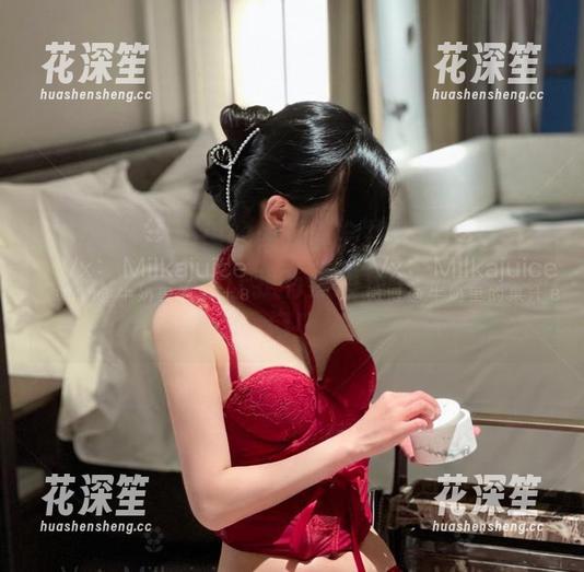 微密圈 - 牛奶里的果汁真会挑作品，这个黑色小睡裙更新得让我有点想找个晚上穿着出门！