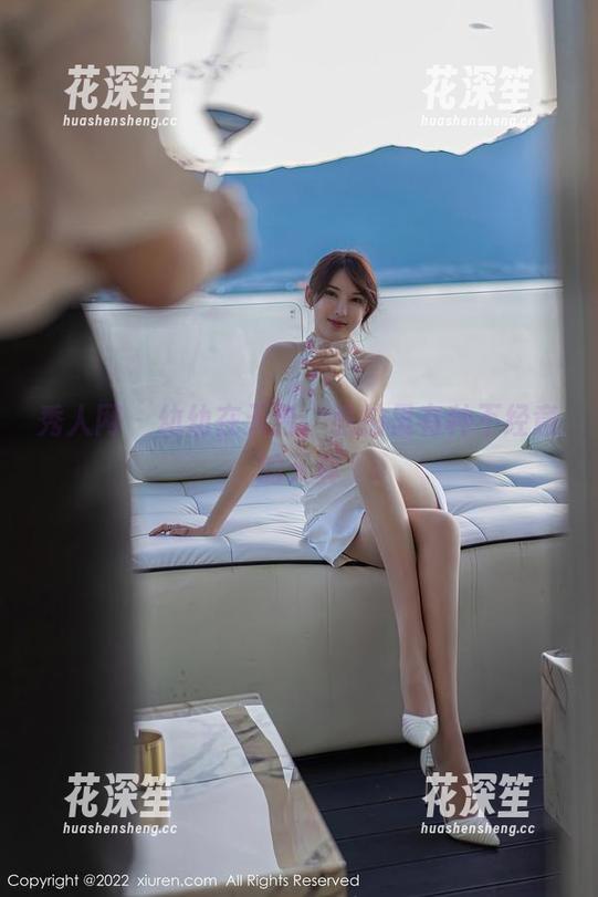秀人网 - 幼幼在天台，私拍里有种不经意的天真