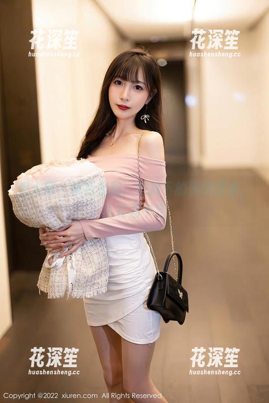 秀人网-桃色奶酪 秀人网 - 桃色奶酪:短裤下的别样图集,人在画中走