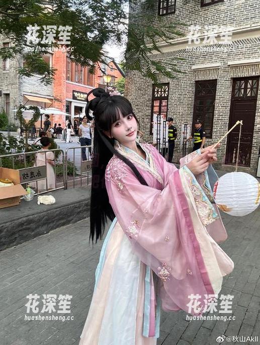 秋山AkI 秋山AkI的原图,简直让人心神荡漾,秋天的恋情把你们撩得无处可逃。