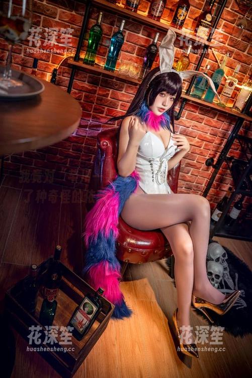 我竟对“芊川一笑MNK”的女王写产生了种奇怪的依赖，原图好像在勾引我。
