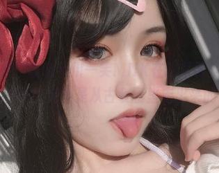 最新照片，瞧瞧芊川一笑MNK在这件吾妻旗袍里的样子，完全是从古装剧里走出来的！