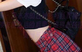 语画界 - 冯木木的白衬衫与红皮裙：其实是交换衣柜之后的后果，谁能抵挡得住的美图与写真！