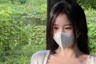 微密圈 - 软妹小九九的女友合集：你见过她穿的最奇怪的T恤吗？