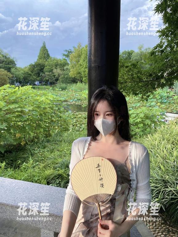 微密圈 - 软妹小九九的女友合集：你见过她穿的最奇怪的T恤吗？
