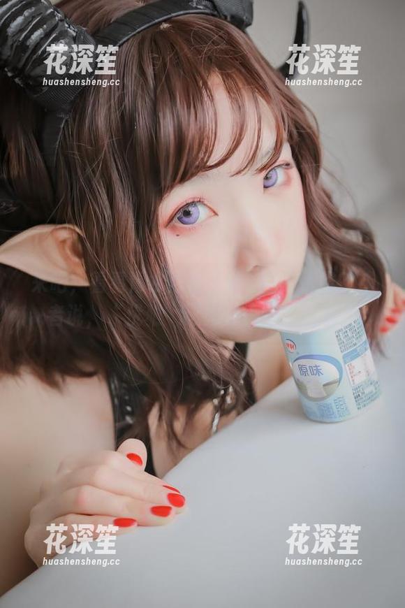 青水百合子 来吧,看看青水百合子破T恤的优雅?或者说,“优雅”这词用得不太靠谱?