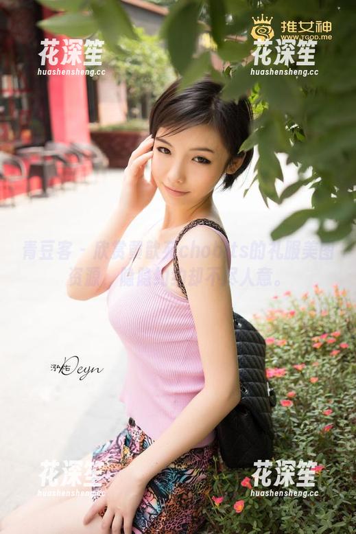 青豆客 - 欣赏黄歆苑chobits的礼服美图资源，隐隐约约却不尽人意。