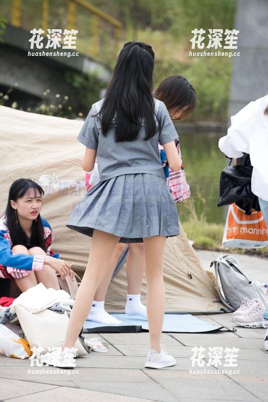 魔镜街拍 热裤小姐姐如何俘获魔镜街拍直播间?其私拍资源真是太吸引了