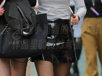 魔镜街拍：红裙小姐姐的不变选择，写真作品里的微妙考量。