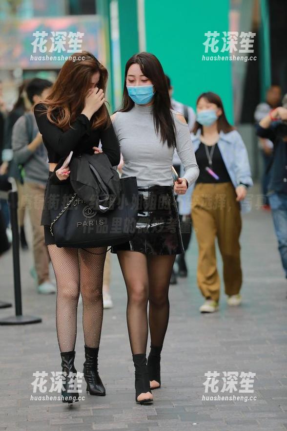 魔镜街拍：红裙小姐姐的不变选择，写真作品里的微妙考量。