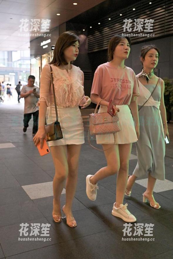 蓝裙黑丝美女合集，敢问魔镜街拍是来挑战我的自控力么？